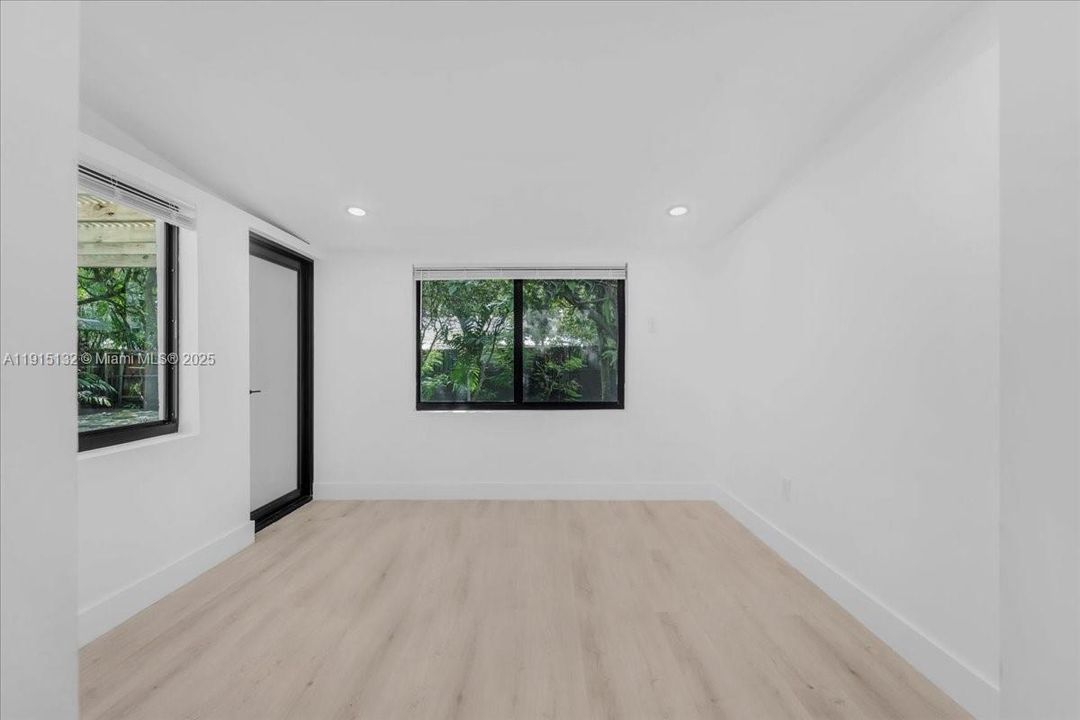 For Sale: $910,000 (3 beds, 2 baths, 831 Square Feet)