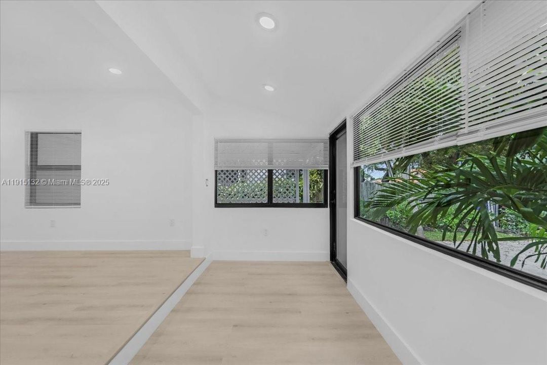 For Sale: $910,000 (3 beds, 2 baths, 831 Square Feet)