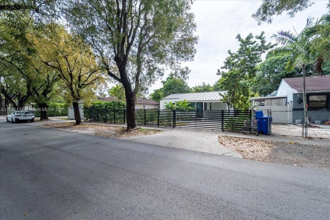 For Sale: $910,000 (3 beds, 2 baths, 831 Square Feet)