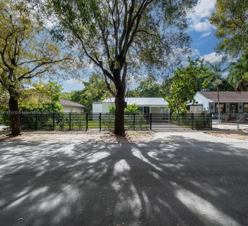 For Sale: $910,000 (3 beds, 2 baths, 831 Square Feet)
