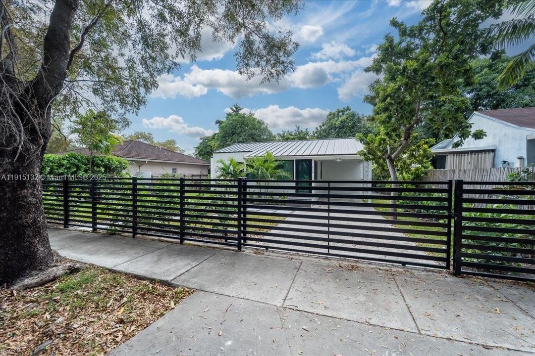 For Sale: $910,000 (3 beds, 2 baths, 831 Square Feet)