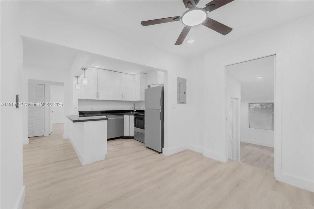 For Sale: $910,000 (3 beds, 2 baths, 831 Square Feet)