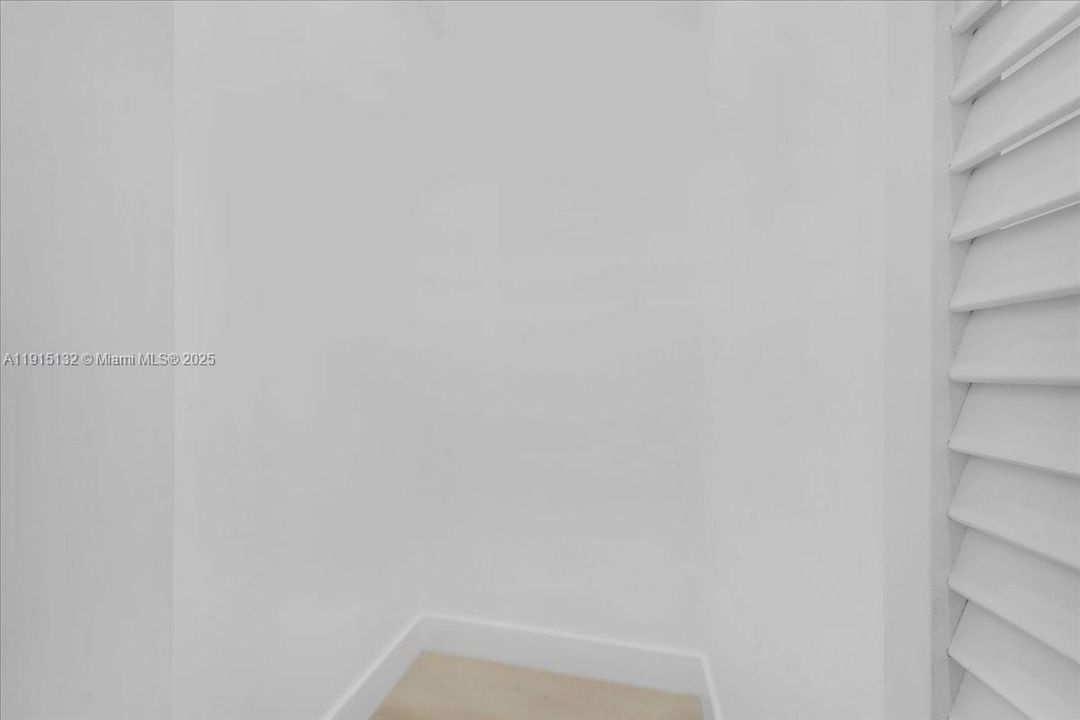 For Sale: $910,000 (3 beds, 2 baths, 831 Square Feet)