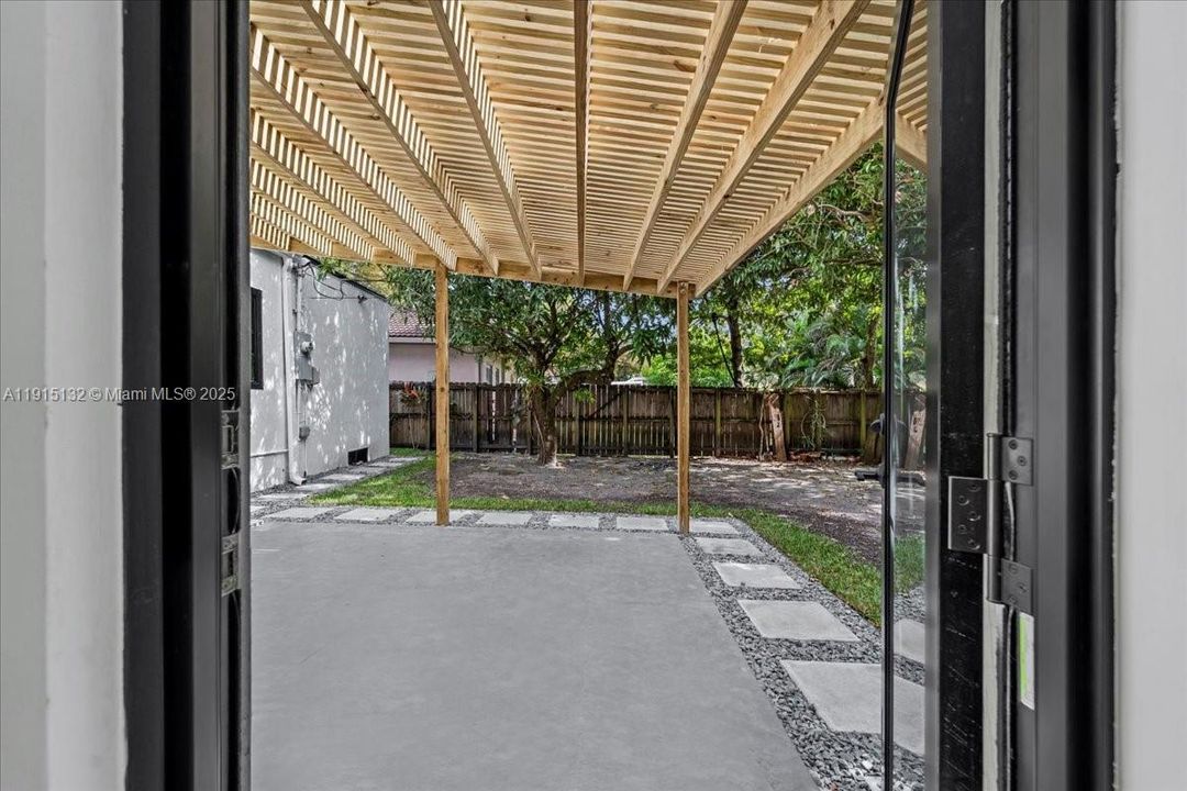 For Sale: $910,000 (3 beds, 2 baths, 831 Square Feet)