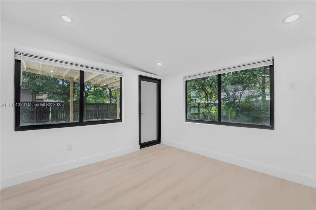 For Sale: $910,000 (3 beds, 2 baths, 831 Square Feet)