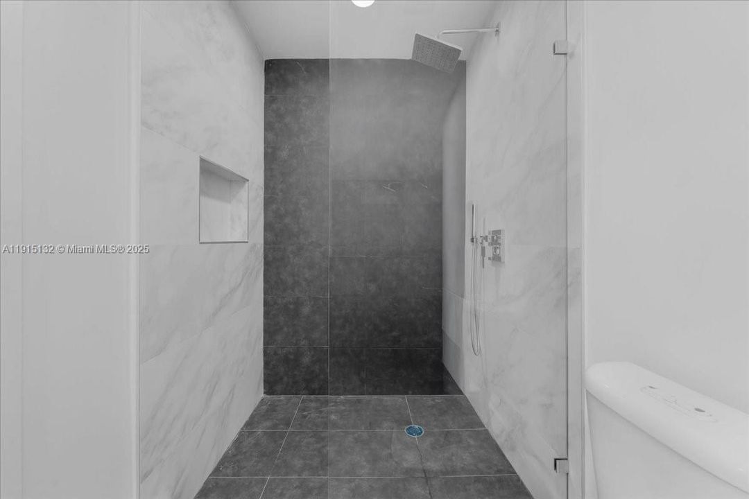 For Sale: $910,000 (3 beds, 2 baths, 831 Square Feet)