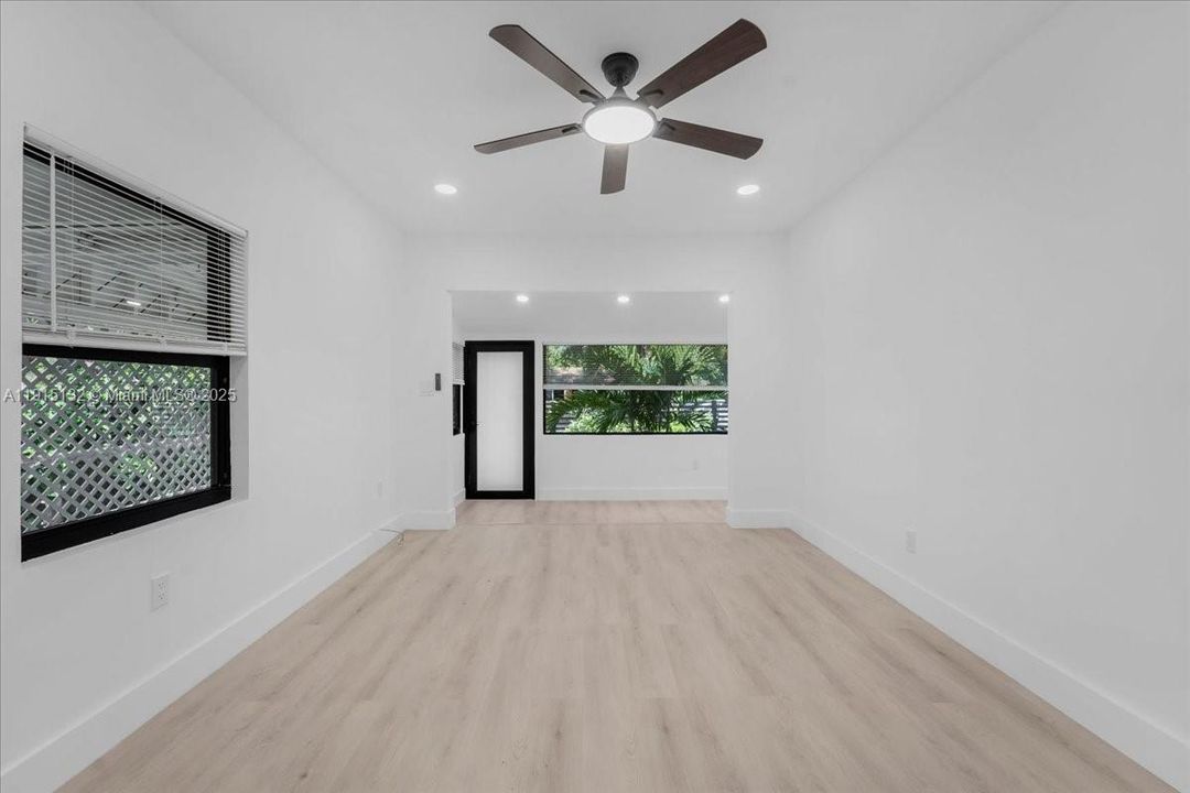 For Sale: $910,000 (3 beds, 2 baths, 831 Square Feet)