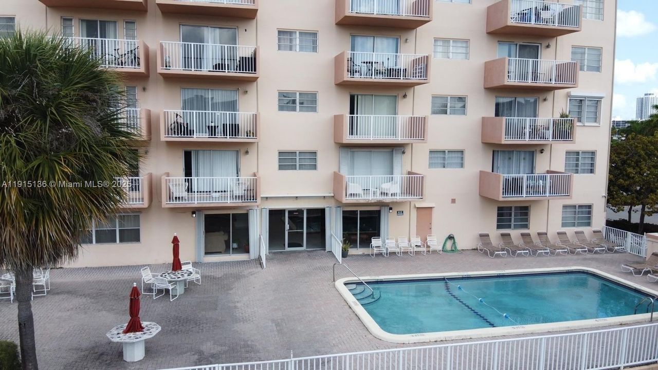 Active With Contract: $1,500 (1 beds, 1 baths, 460 Square Feet)