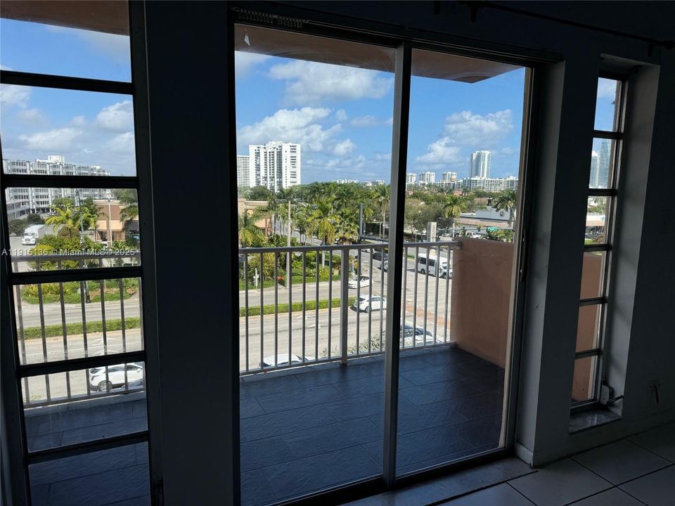 Active With Contract: $1,500 (1 beds, 1 baths, 460 Square Feet)