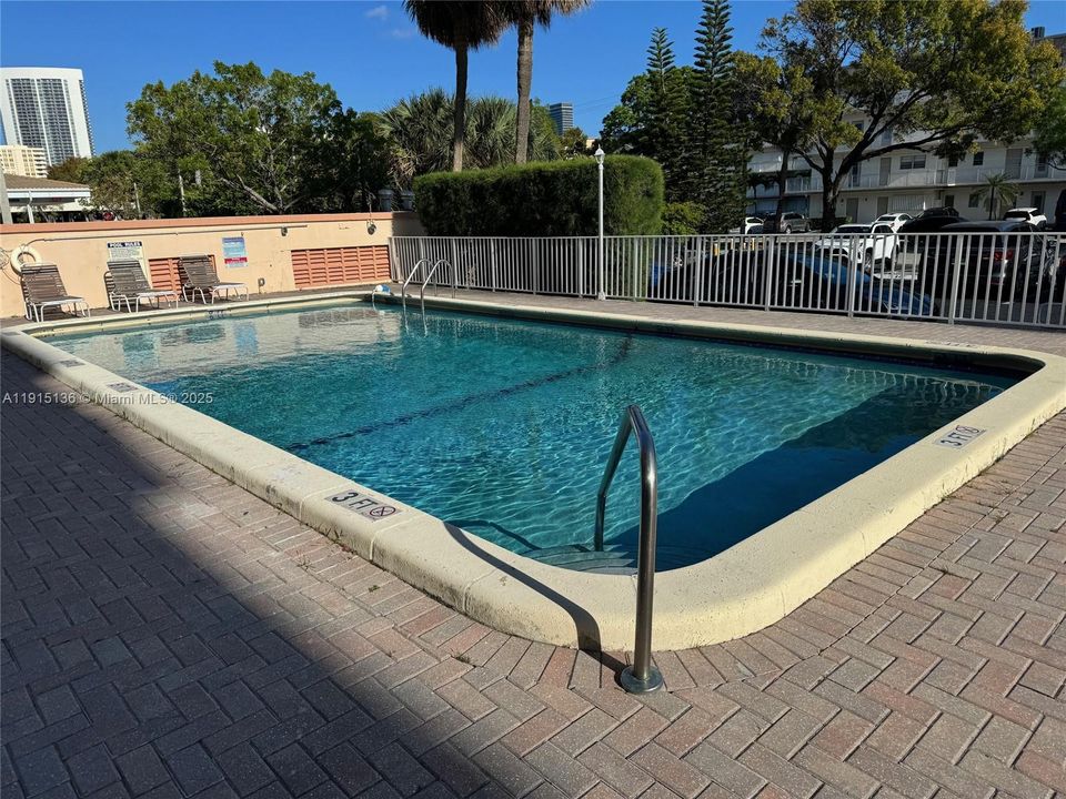 Active With Contract: $1,500 (1 beds, 1 baths, 460 Square Feet)