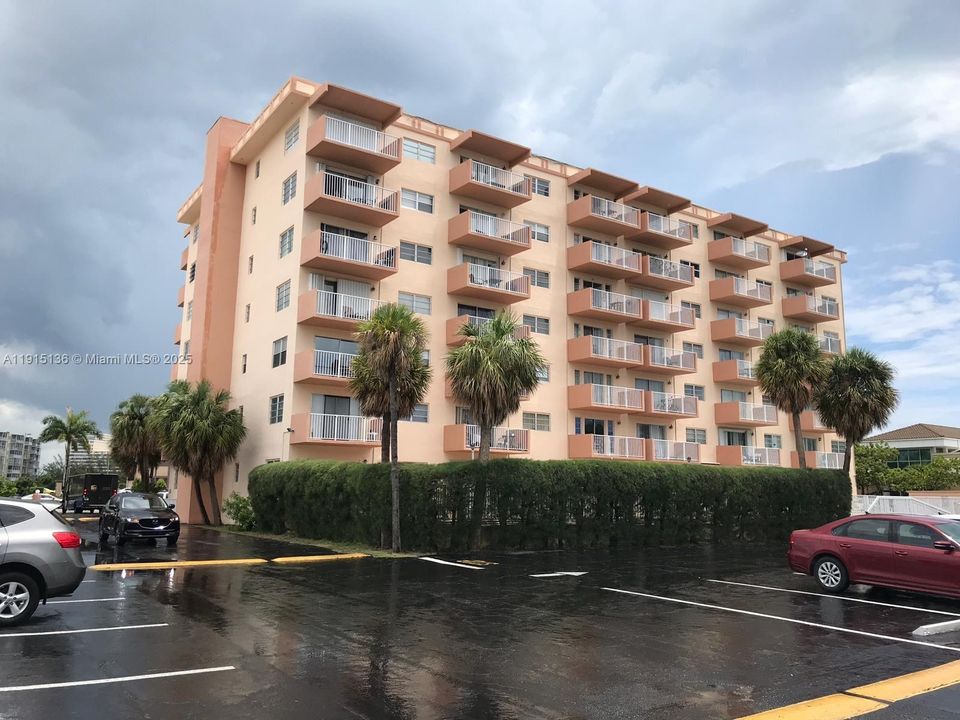 Active With Contract: $1,500 (1 beds, 1 baths, 460 Square Feet)