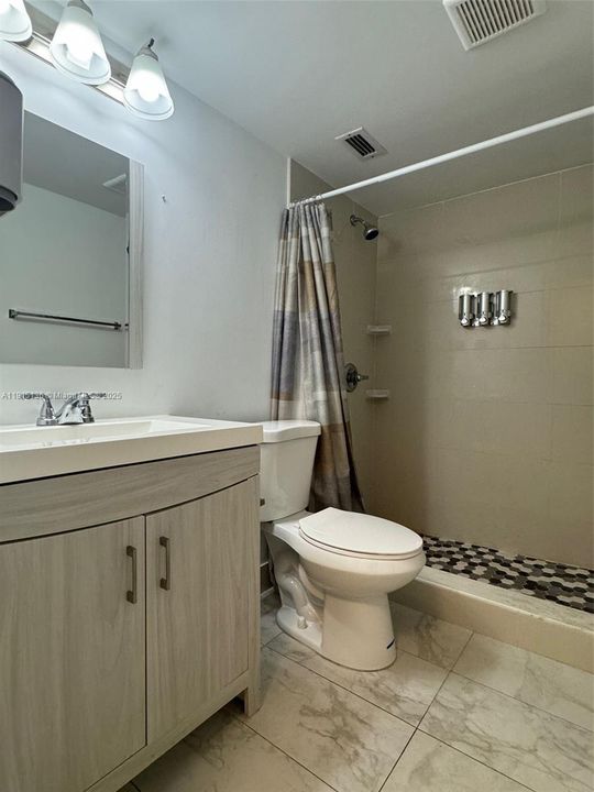 Active With Contract: $1,500 (1 beds, 1 baths, 460 Square Feet)