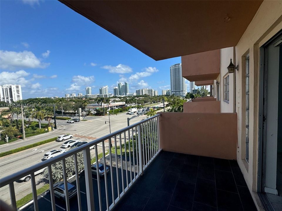 Active With Contract: $1,500 (1 beds, 1 baths, 460 Square Feet)