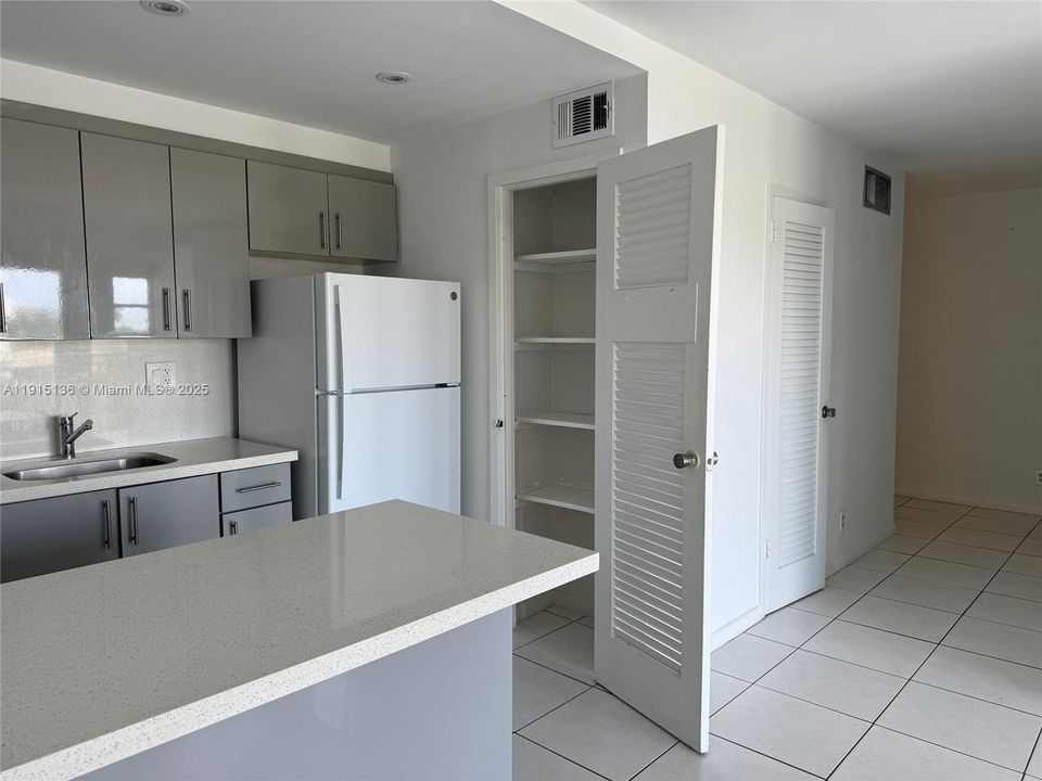 Active With Contract: $1,500 (1 beds, 1 baths, 460 Square Feet)