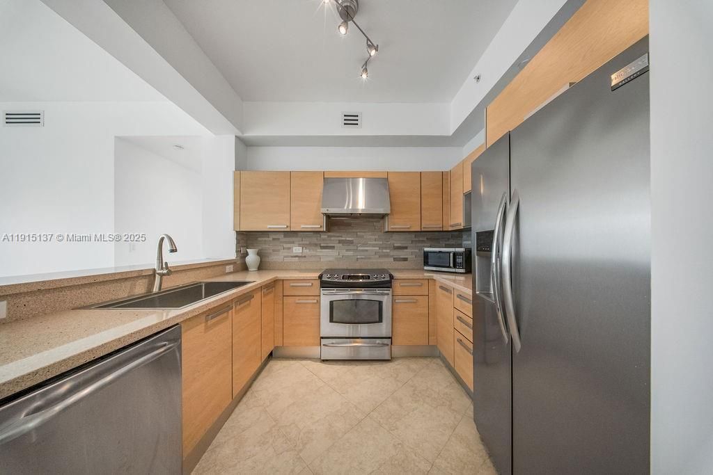 Recently Rented: $4,200 (2 beds, 2 baths, 1059 Square Feet)
