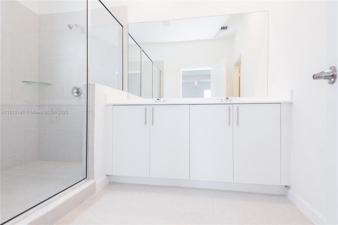 En Renta: $4,800 (5 camas, 3 baños, 3033 Pies cuadrados)