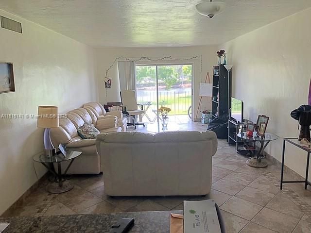 For Sale: $195,000 (1 beds, 1 baths, 700 Square Feet)