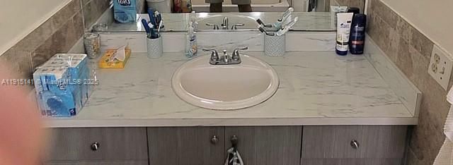 For Sale: $195,000 (1 beds, 1 baths, 700 Square Feet)