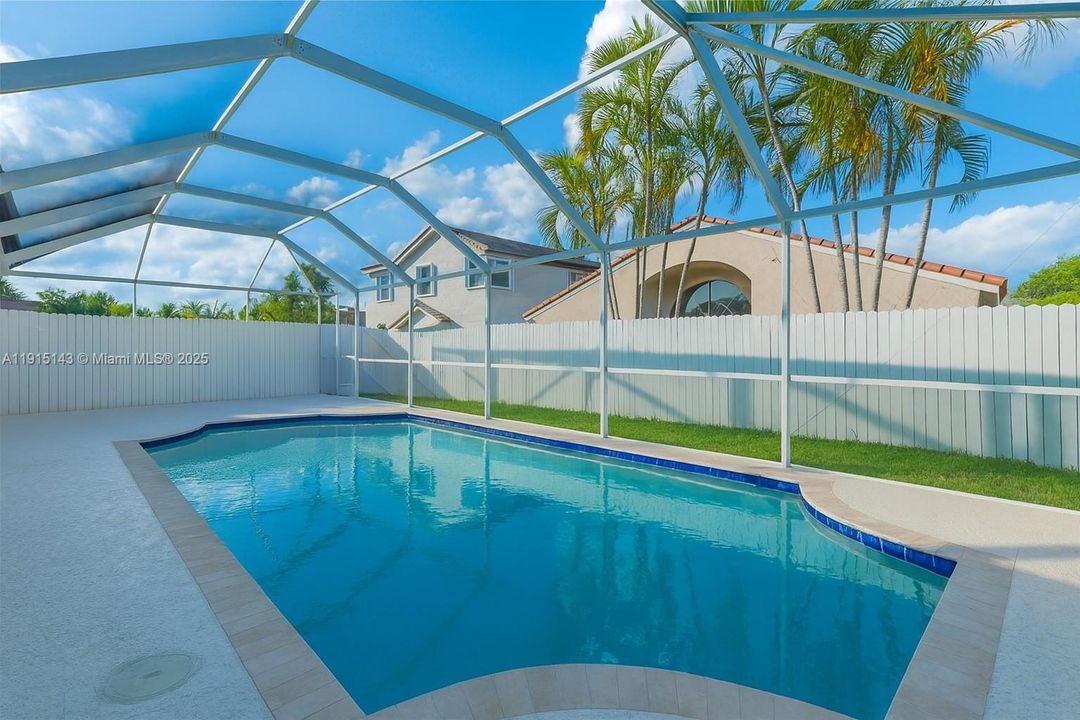 合同活跃: $700,000 (4 贝兹, 2 浴室, 3231 平方英尺)