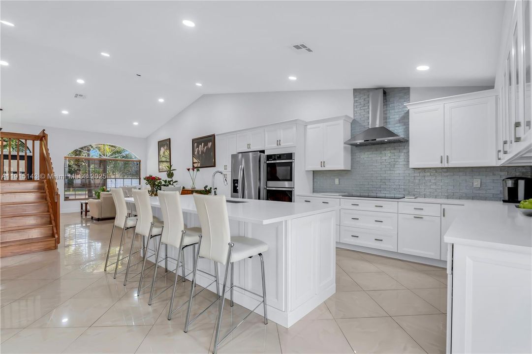 合同活跃: $700,000 (4 贝兹, 2 浴室, 3231 平方英尺)