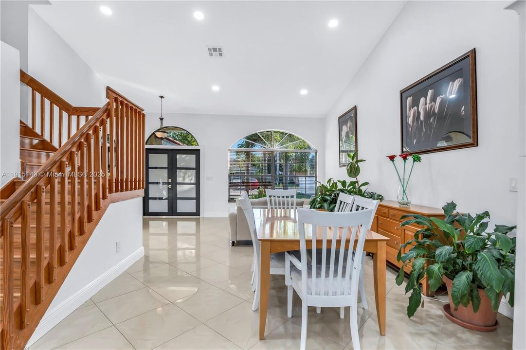 合同活跃: $700,000 (4 贝兹, 2 浴室, 3231 平方英尺)