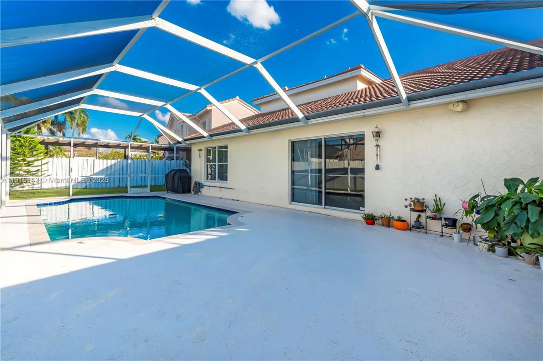 合同活跃: $700,000 (4 贝兹, 2 浴室, 3231 平方英尺)