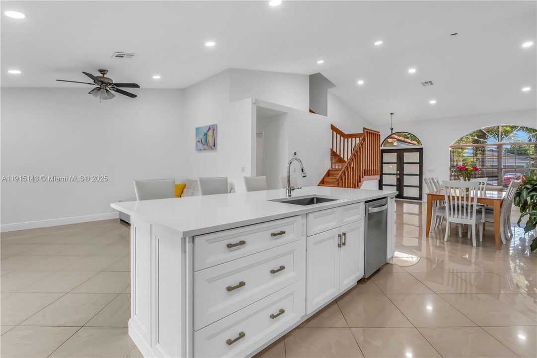 合同活跃: $700,000 (4 贝兹, 2 浴室, 3231 平方英尺)