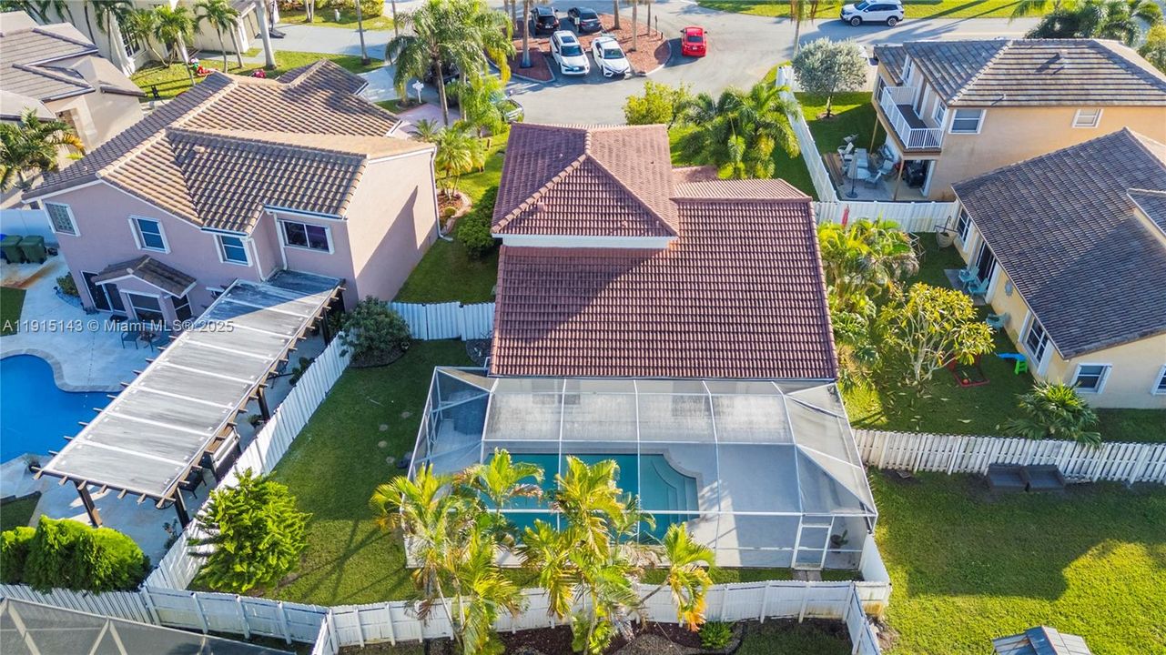 合同活跃: $700,000 (4 贝兹, 2 浴室, 3231 平方英尺)