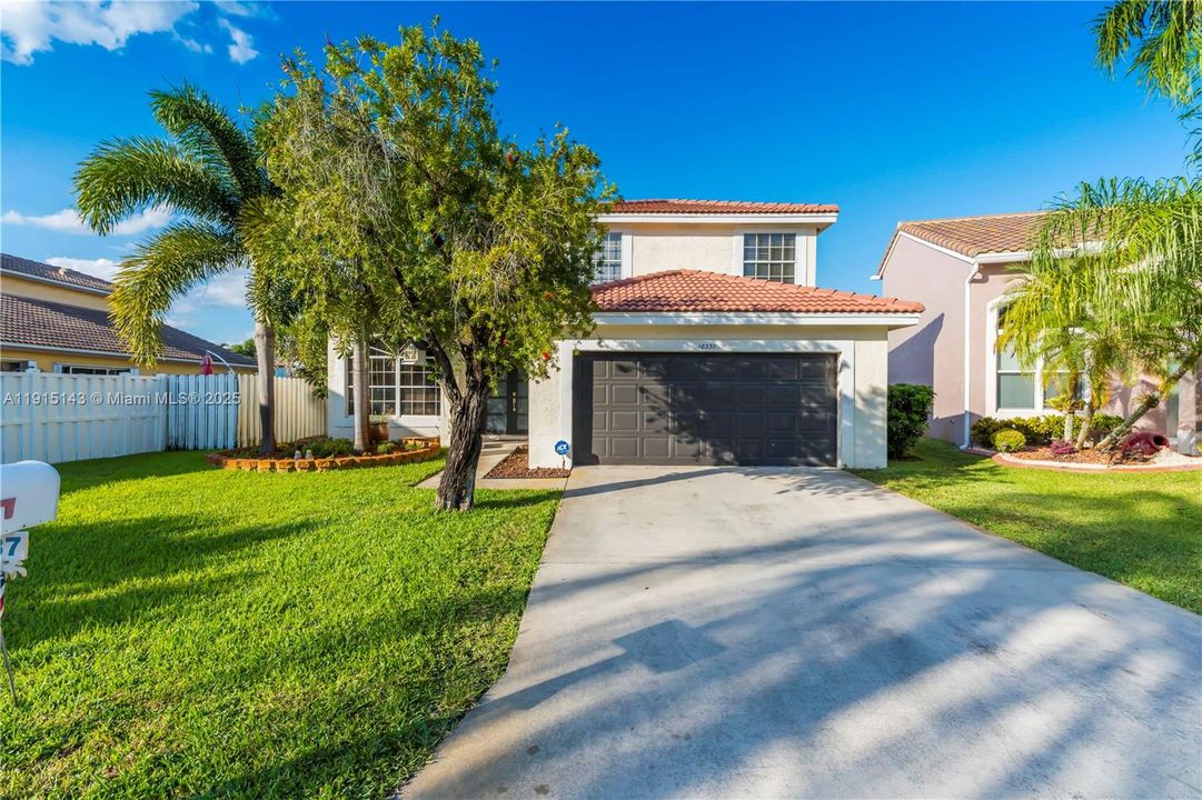 合同活跃: $700,000 (4 贝兹, 2 浴室, 3231 平方英尺)