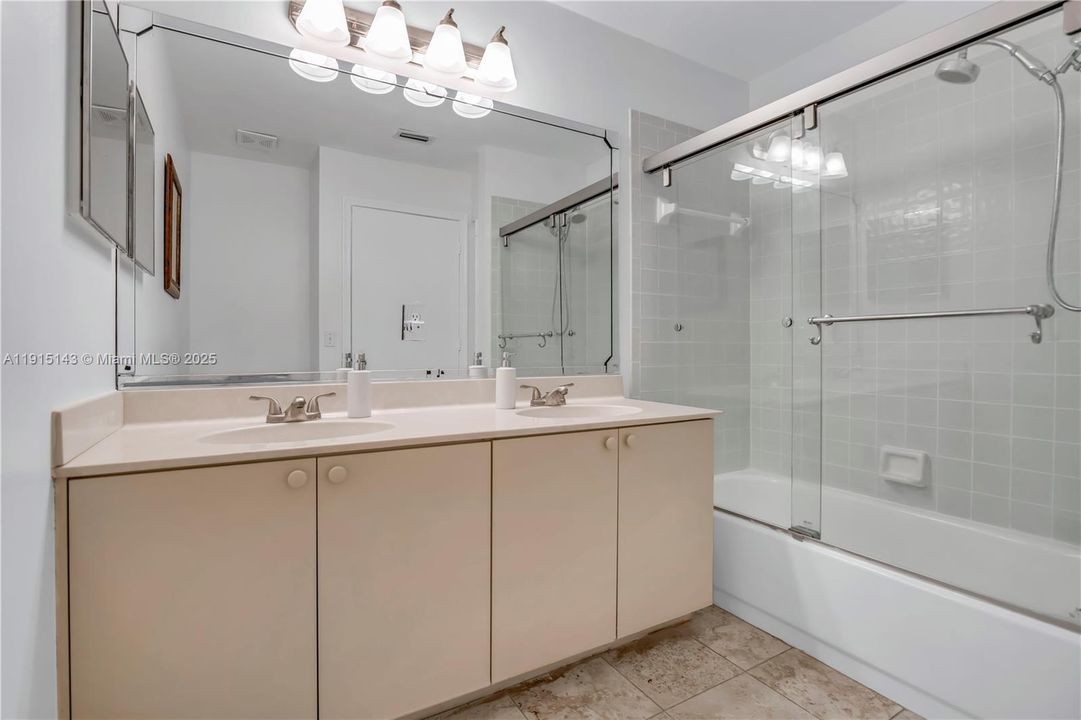 合同活跃: $700,000 (4 贝兹, 2 浴室, 3231 平方英尺)