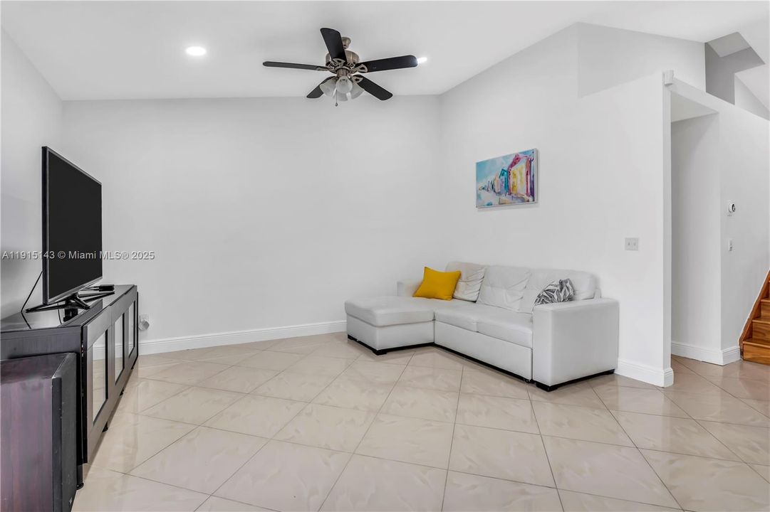 合同活跃: $700,000 (4 贝兹, 2 浴室, 3231 平方英尺)