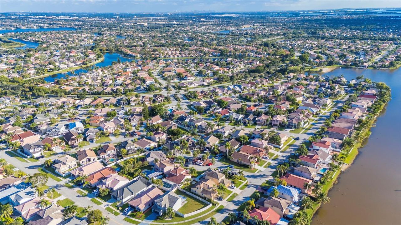 合同活跃: $700,000 (4 贝兹, 2 浴室, 3231 平方英尺)