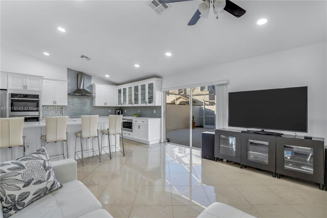 合同活跃: $700,000 (4 贝兹, 2 浴室, 3231 平方英尺)