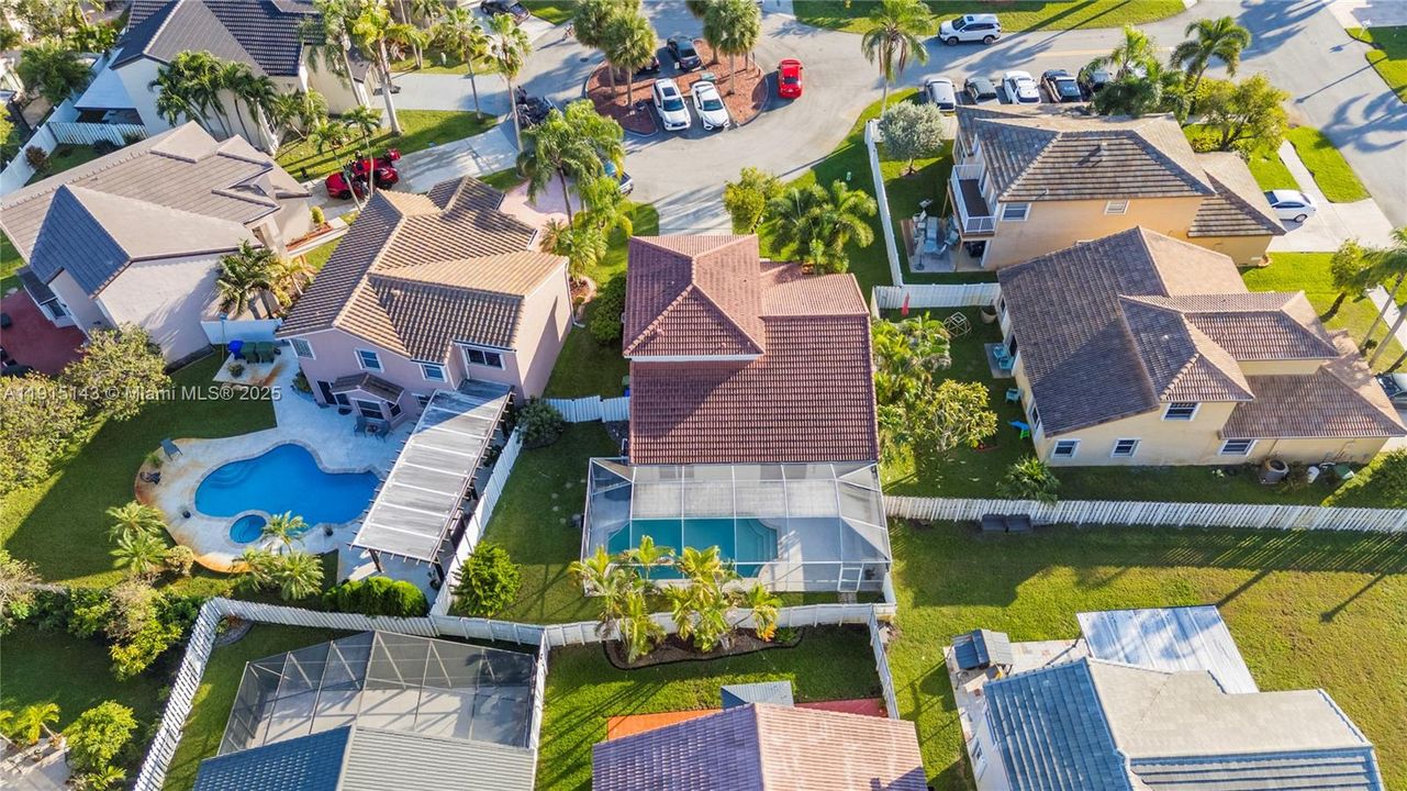 合同活跃: $700,000 (4 贝兹, 2 浴室, 3231 平方英尺)