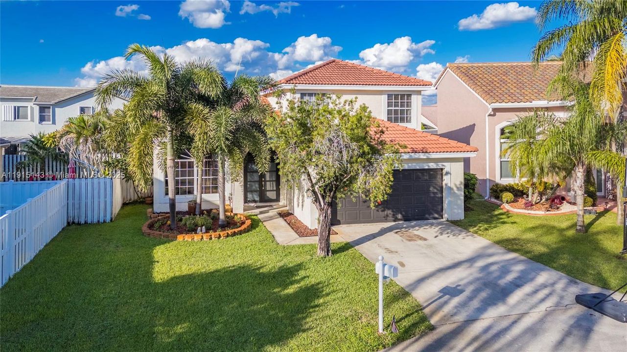 合同活跃: $700,000 (4 贝兹, 2 浴室, 3231 平方英尺)