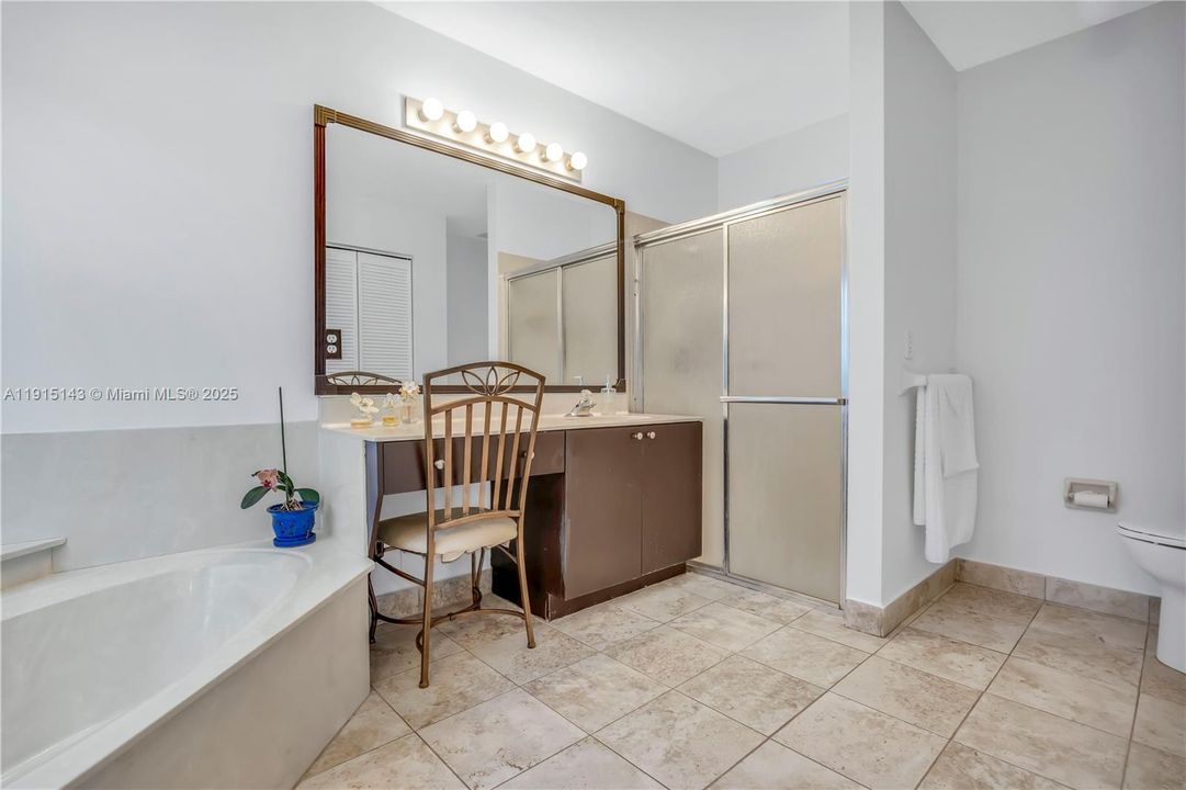 合同活跃: $700,000 (4 贝兹, 2 浴室, 3231 平方英尺)