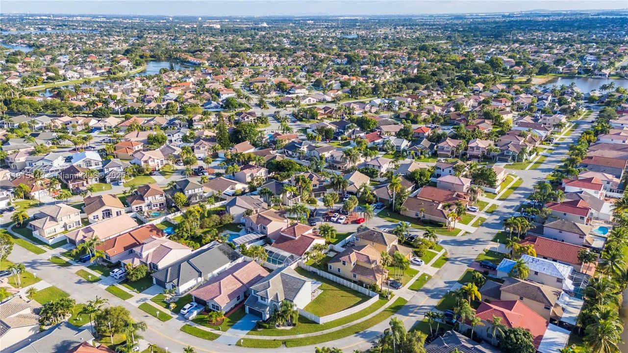 合同活跃: $700,000 (4 贝兹, 2 浴室, 3231 平方英尺)