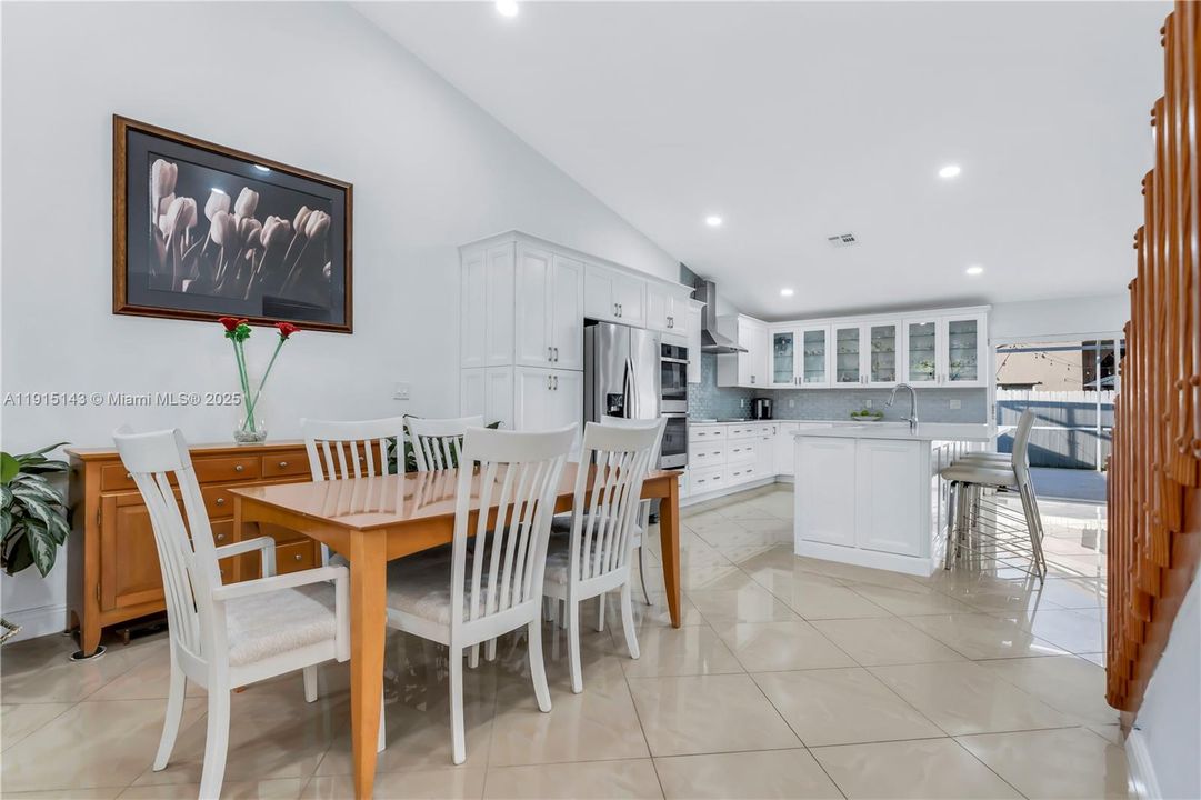 合同活跃: $700,000 (4 贝兹, 2 浴室, 3231 平方英尺)