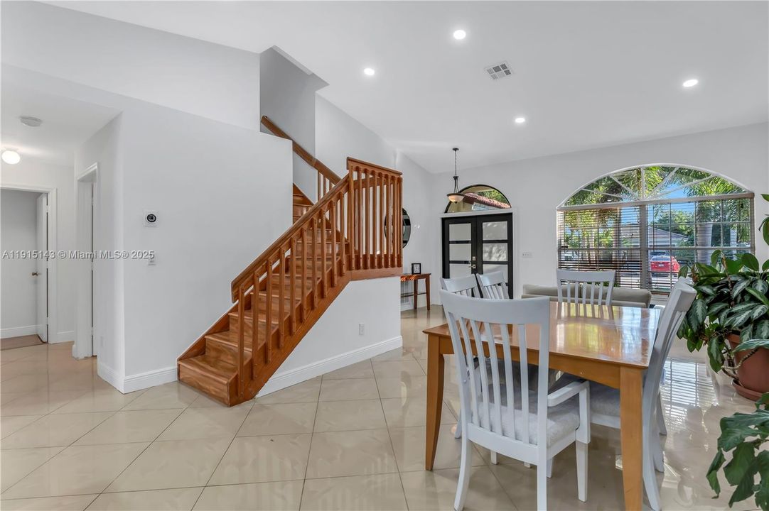 合同活跃: $700,000 (4 贝兹, 2 浴室, 3231 平方英尺)