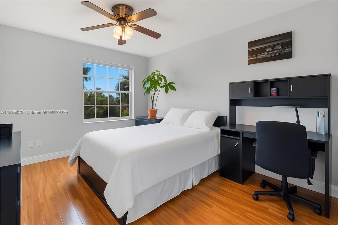 合同活跃: $700,000 (4 贝兹, 2 浴室, 3231 平方英尺)