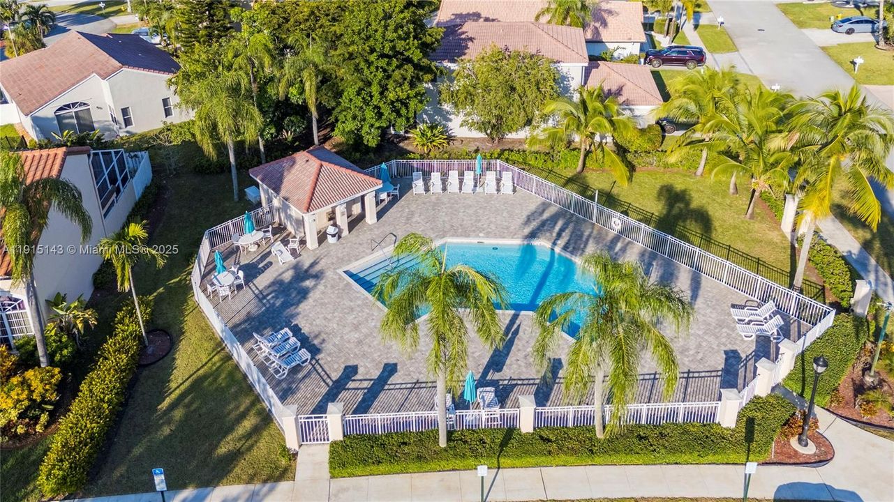 合同活跃: $700,000 (4 贝兹, 2 浴室, 3231 平方英尺)