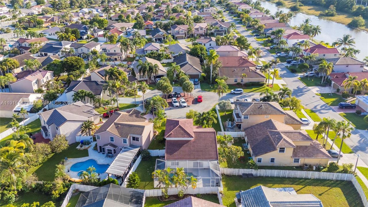 合同活跃: $700,000 (4 贝兹, 2 浴室, 3231 平方英尺)