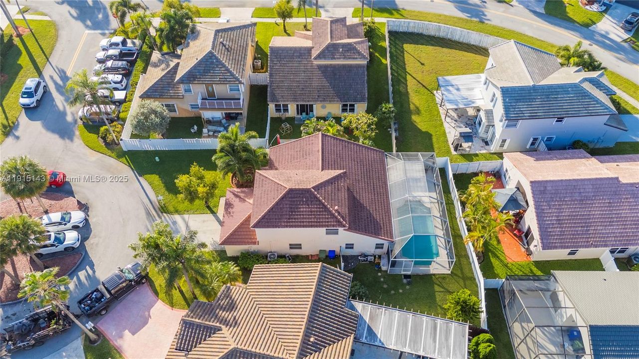 合同活跃: $700,000 (4 贝兹, 2 浴室, 3231 平方英尺)