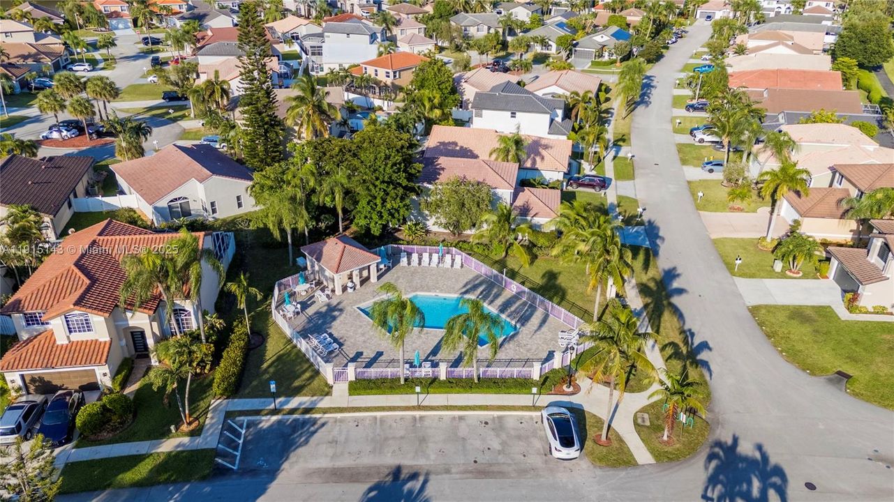 合同活跃: $700,000 (4 贝兹, 2 浴室, 3231 平方英尺)