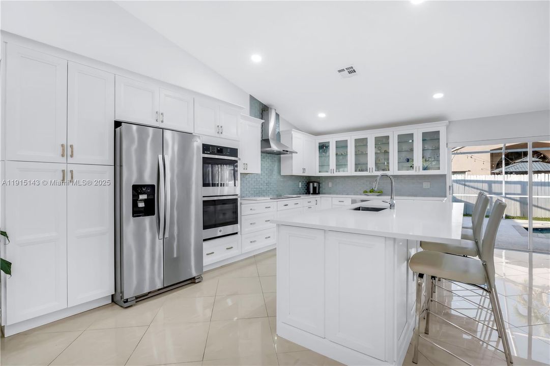 合同活跃: $700,000 (4 贝兹, 2 浴室, 3231 平方英尺)