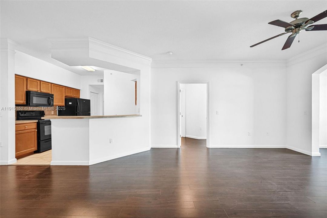 For Sale: $349,000 (2 beds, 2 baths, 1213 Square Feet)