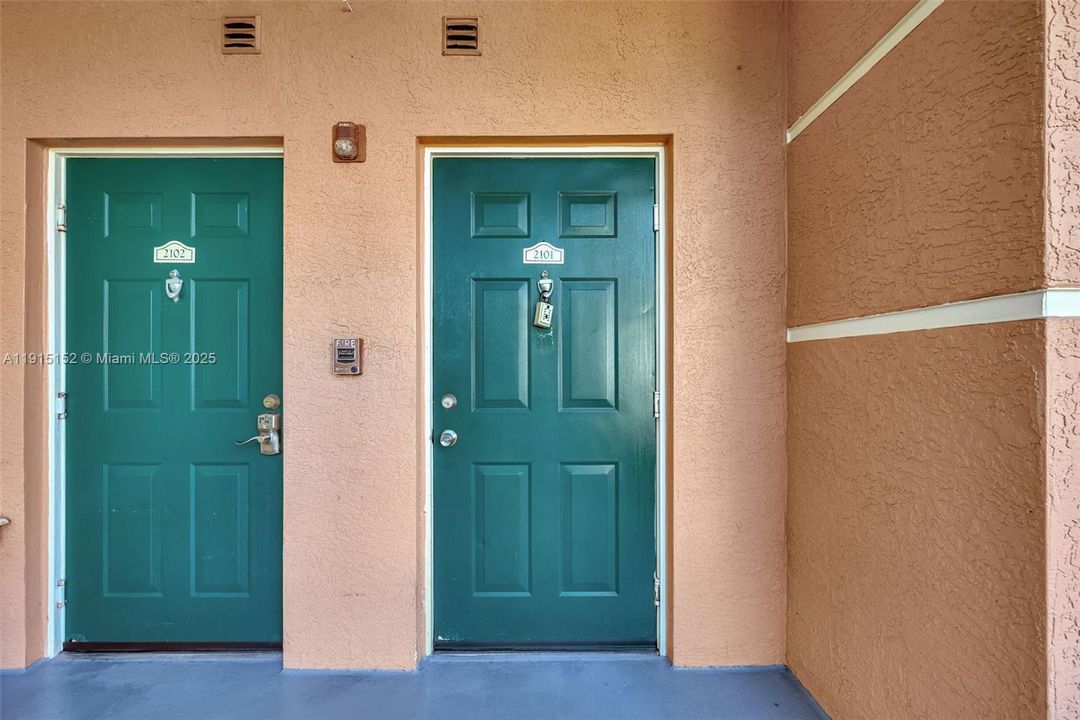 For Sale: $349,000 (2 beds, 2 baths, 1213 Square Feet)