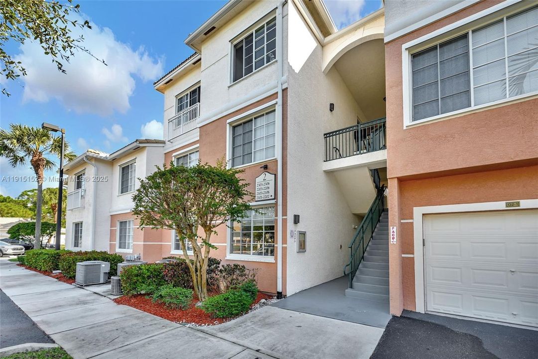 For Sale: $349,000 (2 beds, 2 baths, 1213 Square Feet)