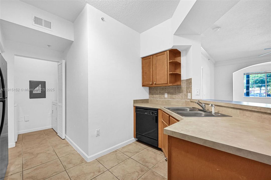 For Sale: $349,000 (2 beds, 2 baths, 1213 Square Feet)
