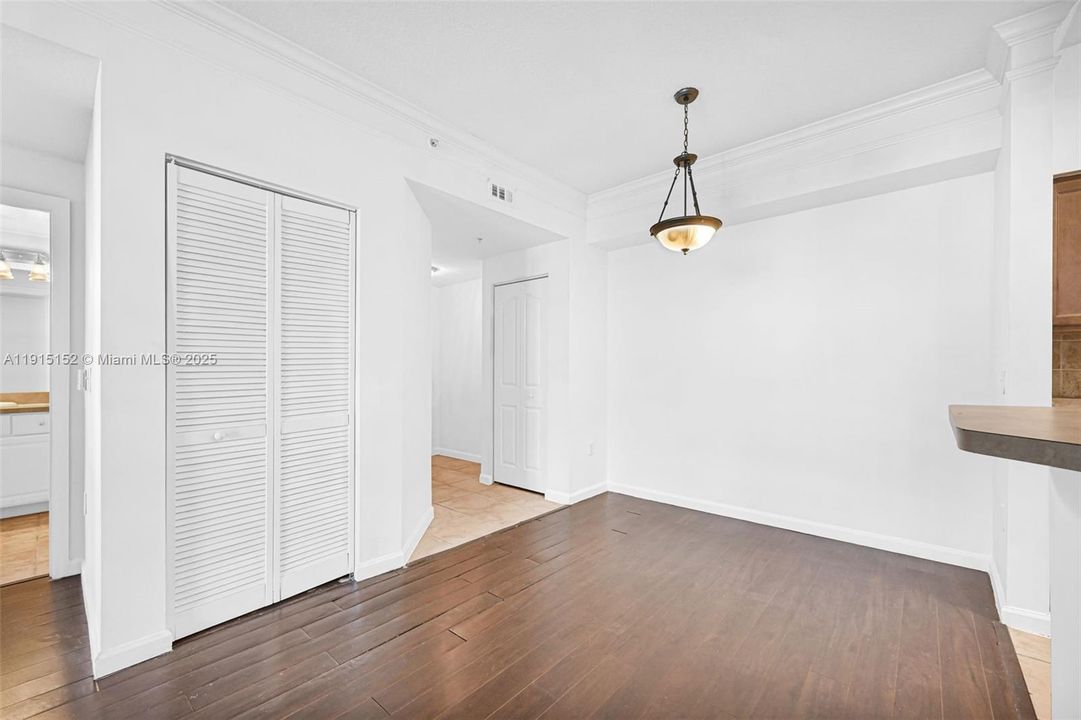 For Sale: $349,000 (2 beds, 2 baths, 1213 Square Feet)